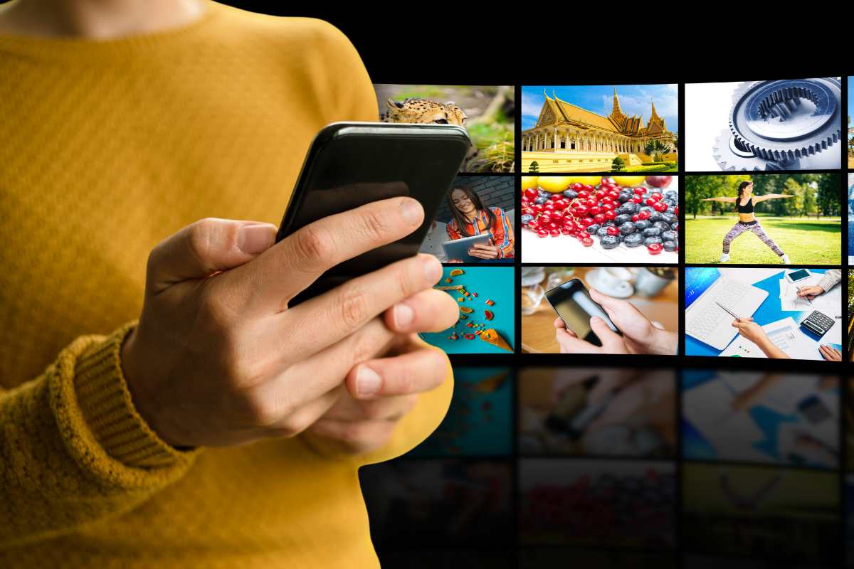 Ragazza che guarda la tv dallo smartphone e lista di film sullo sfondo