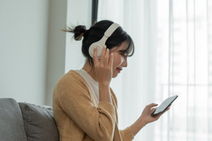 Ragazza che guarda la tv dallo smartphone 
