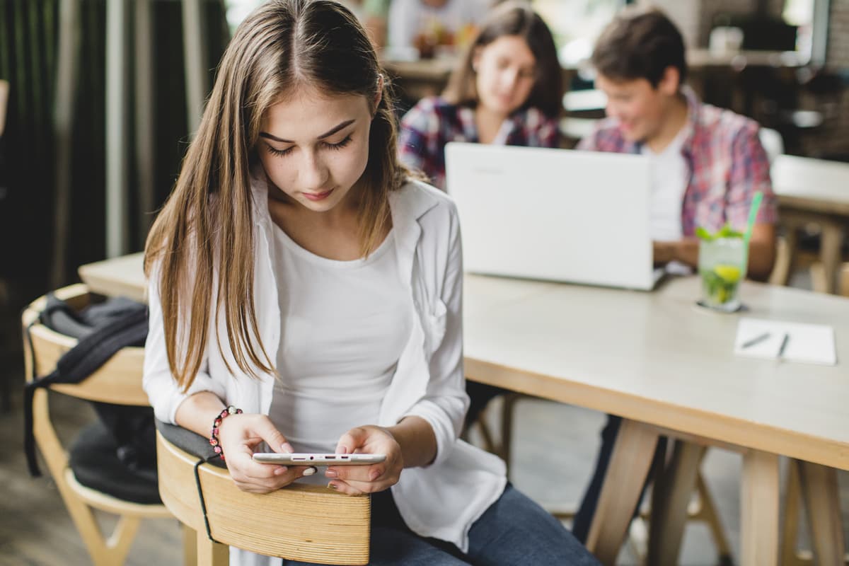 ragazza che controlla il cellulare in una classe