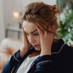 Ragazza molto stressata con le mani tra i capelli