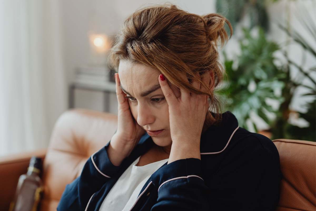 Ragazza molto stressata con le mani tra i capelli