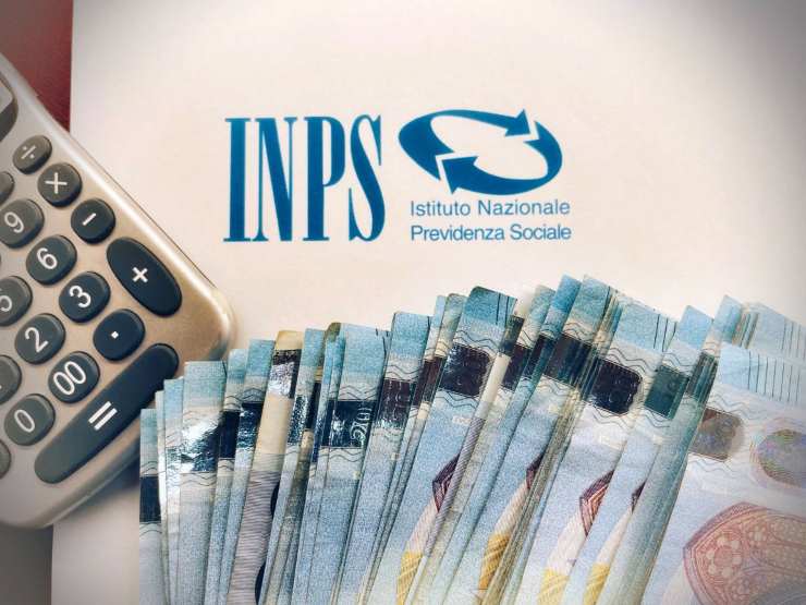 Soldi, calcolatrice e logo INPS