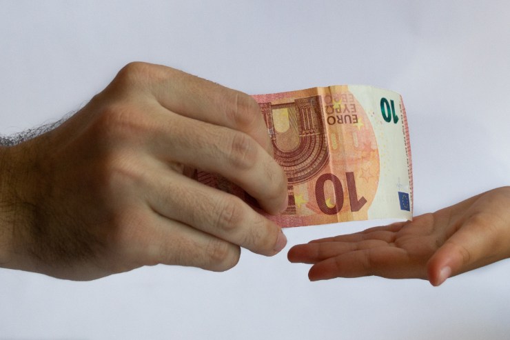 Papà che dà 10€ provenienti dall'Assegno Unico alla figlia