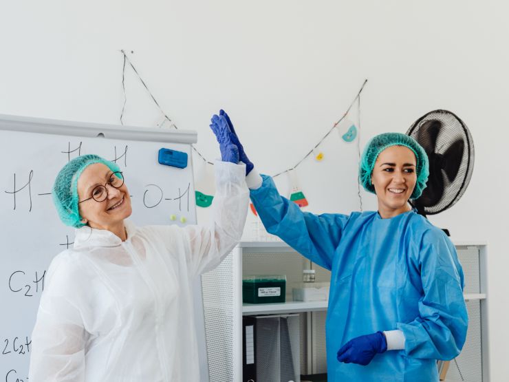 Due lavoratrici del settore sanitario