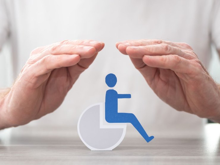 mani che proteggono un logo di disabili