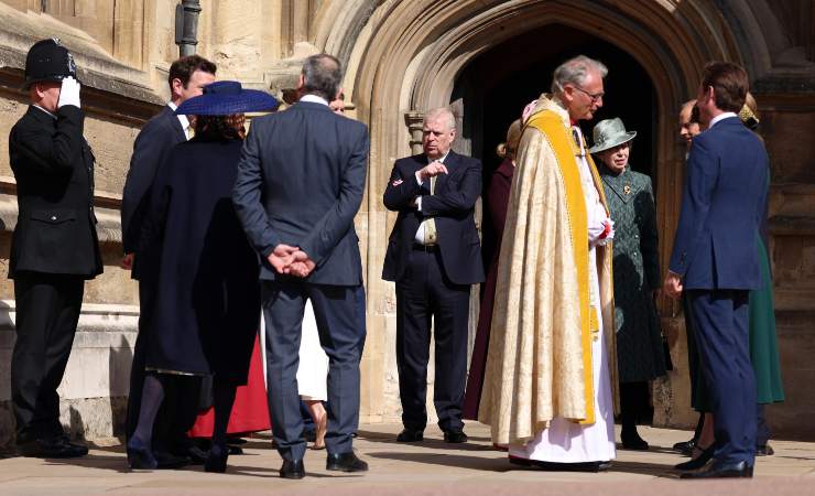 Principe Andrea e altre persone attendono di entrare in chiesa