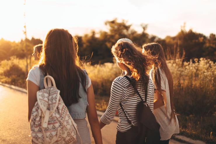 Tre amiche passeggiano insieme