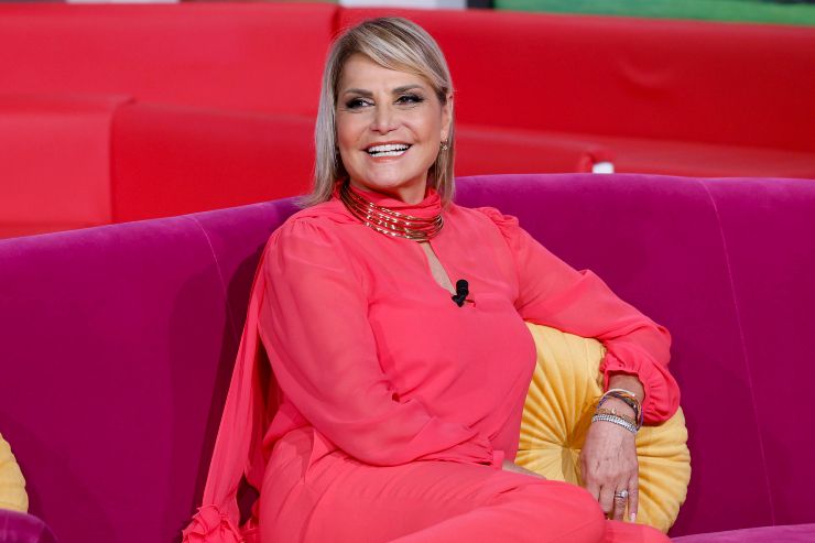 Simona Ventura vestita di fucsia e sorridente