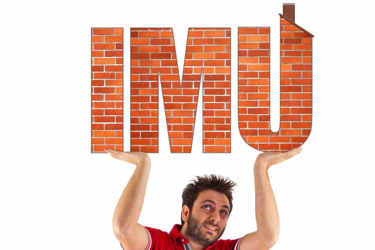 Uomo che porta a fatica la scritta IMU