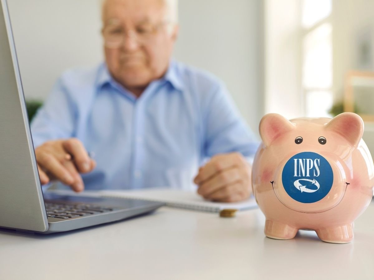 Pensionato che fa calcoli e salvadanaio a forma di porcellino con logo INPS