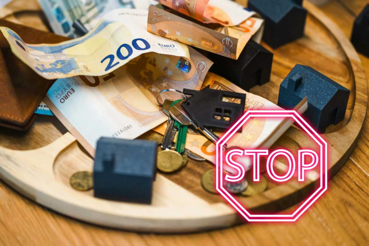 banconote sul tavolo e segnale di stop