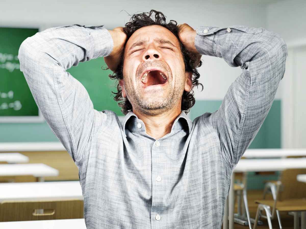 Maestro si dispera per il mancato stipendio