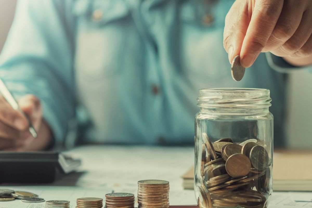 Una persona che mette dei soldi da parte