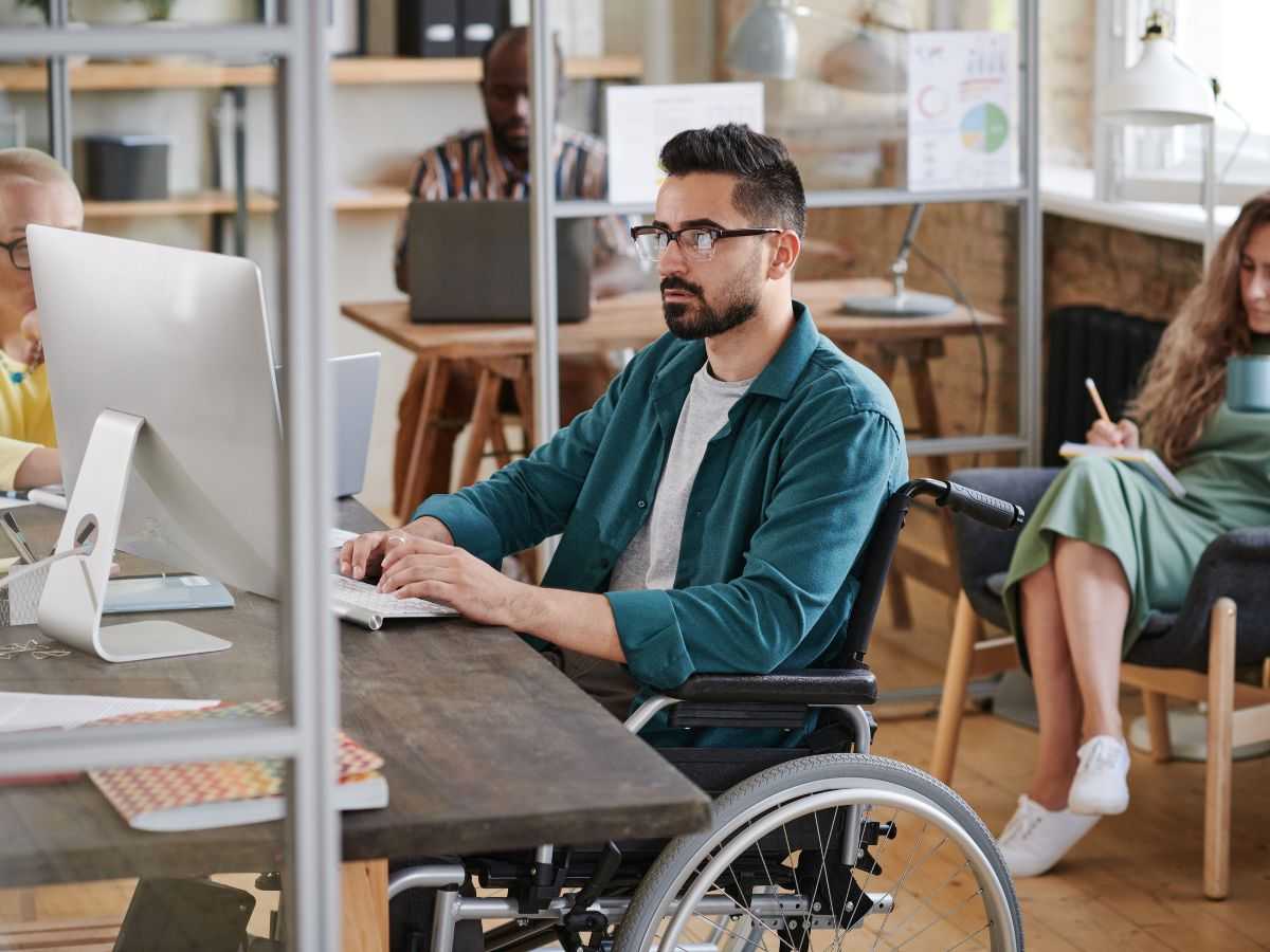 Lavoratore in carrozzina per disabili