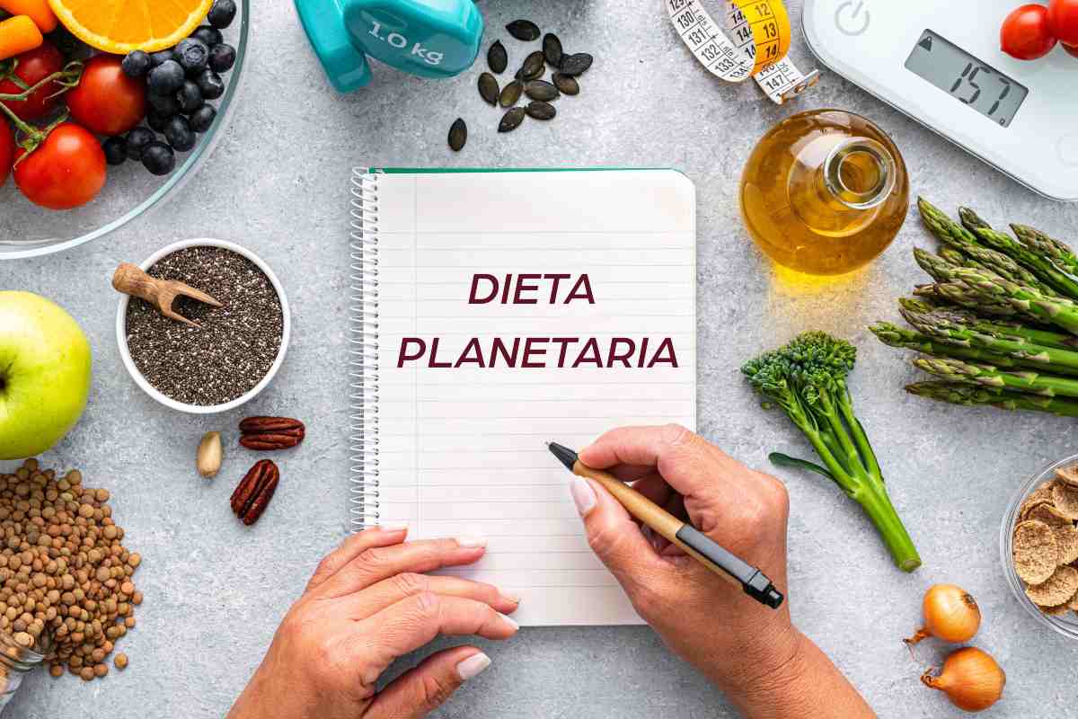 Taccuino circondato da alimenti