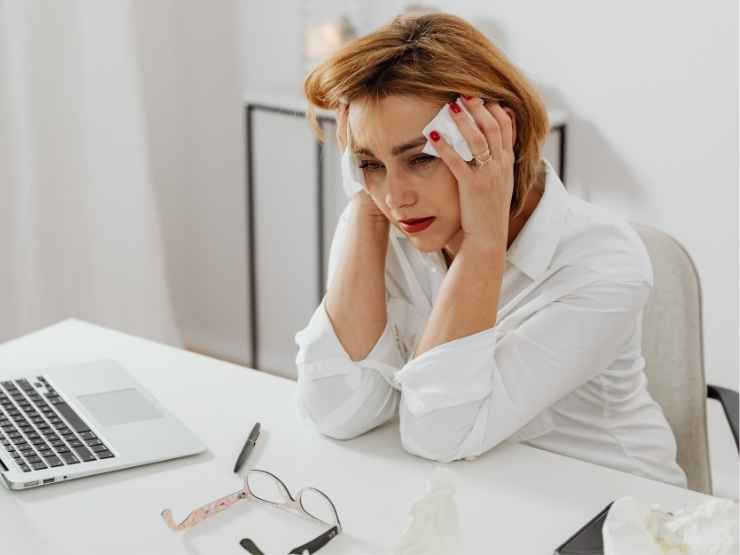 Una maestra preoccupata per il proprio stipendio