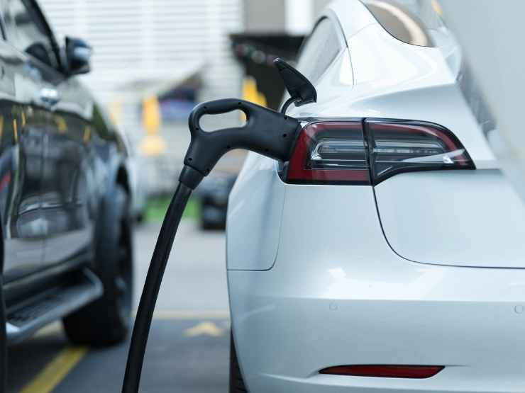 Un'auto elettrica
