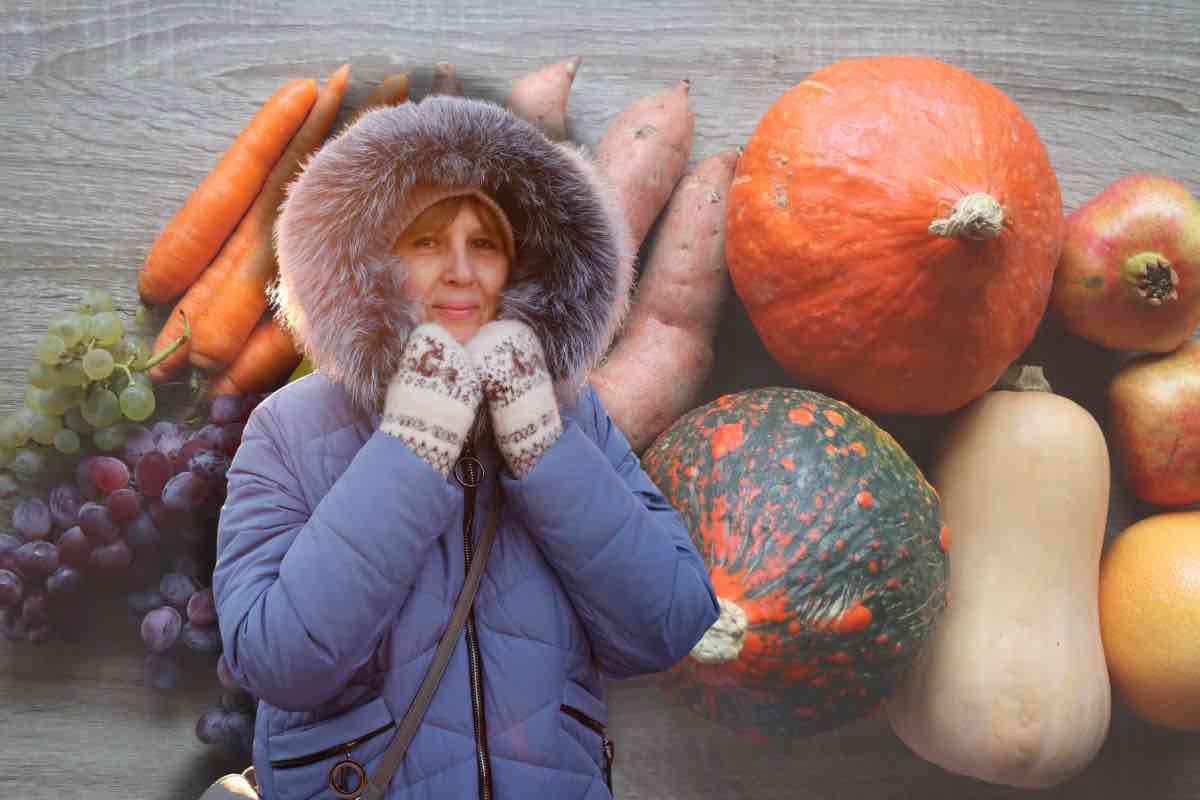 Donna con piumino e zucche in secondo piano