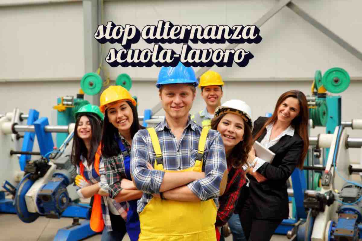Gruppo di ragazzi con tuta da lavoro e scritta "stop alternanza scuola-lavoro"
