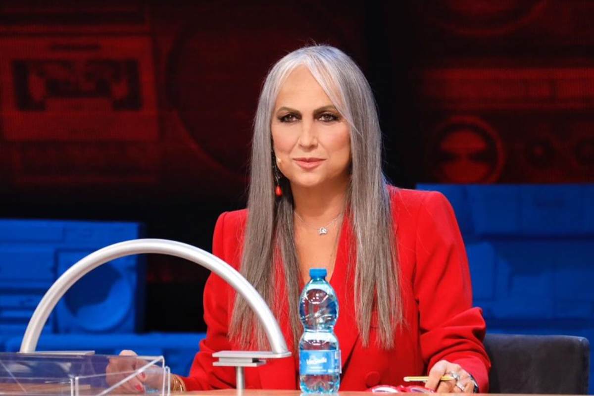 Alessandra Celentano seduta alla cattedrai di Amici