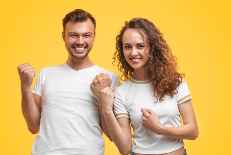 uomo e donna che esultano