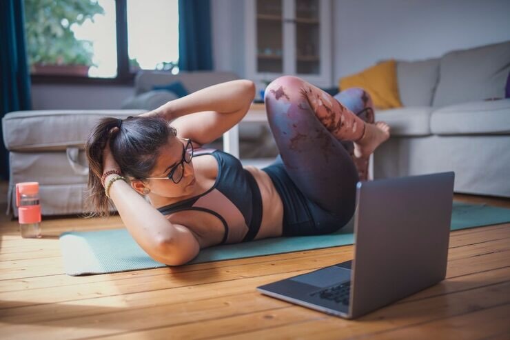 Ragazza si allena davanti al PC in casa