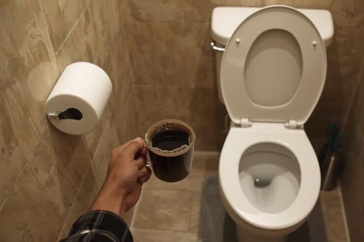 Mano con tazza, WC 
