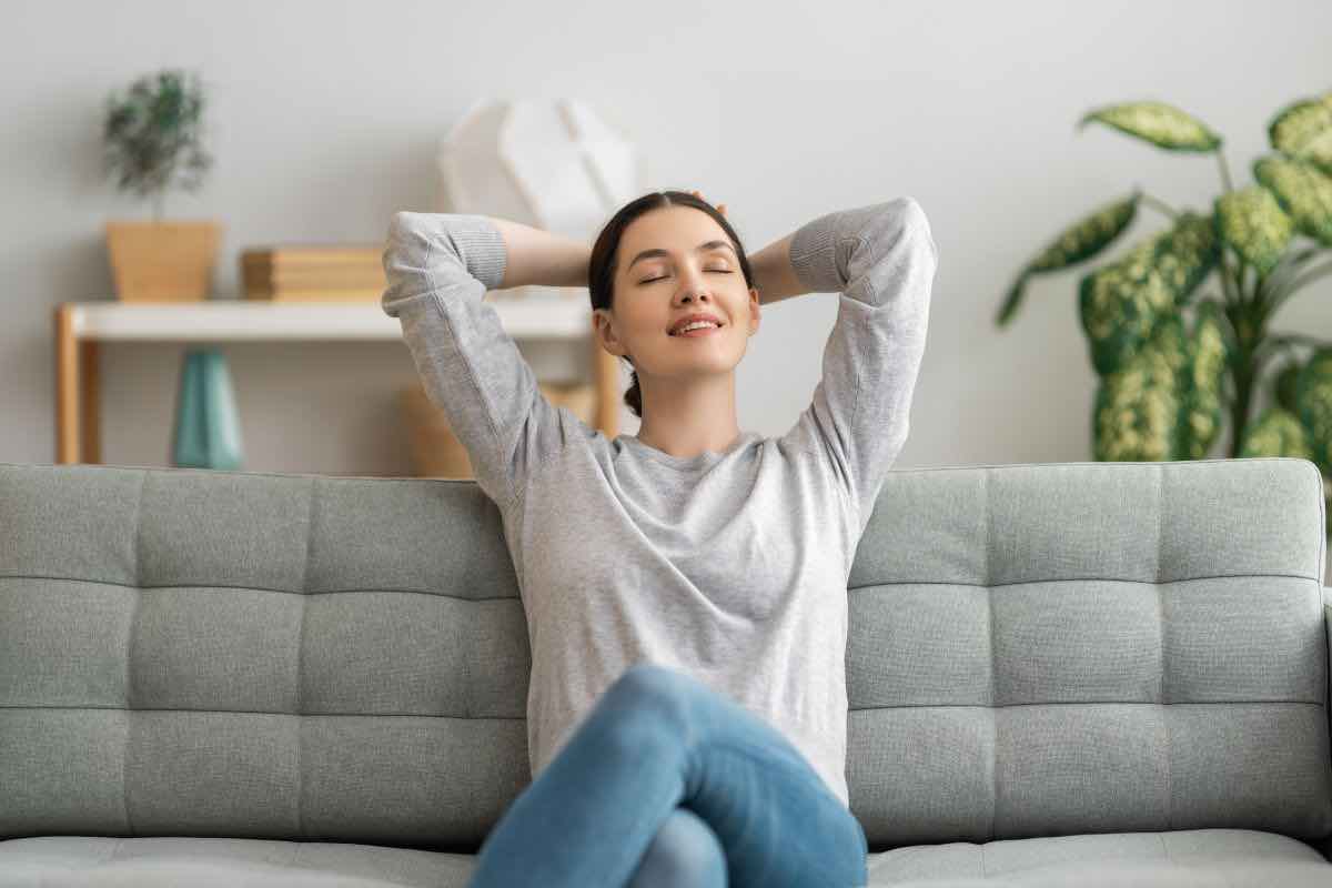 Donna seduta sul divano sorridente