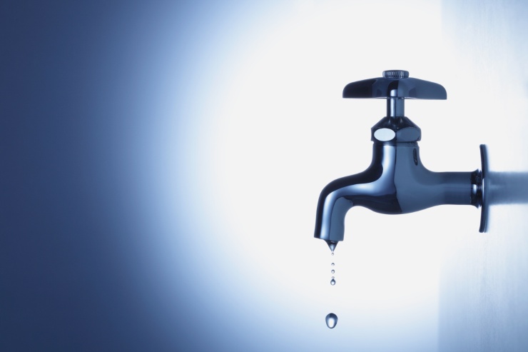 goccia d'acqua scende dal rubinetto