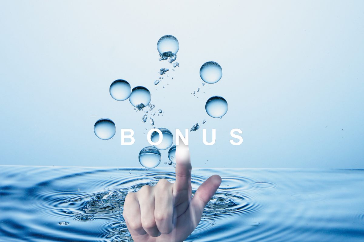 gocce d'acqua e una mano con scritta bonus