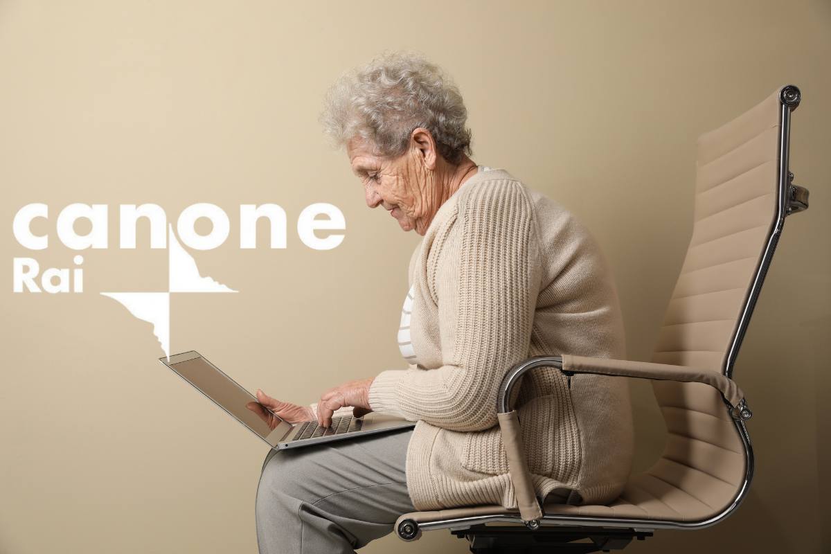 signora al pc con accanto la scritta canone rai