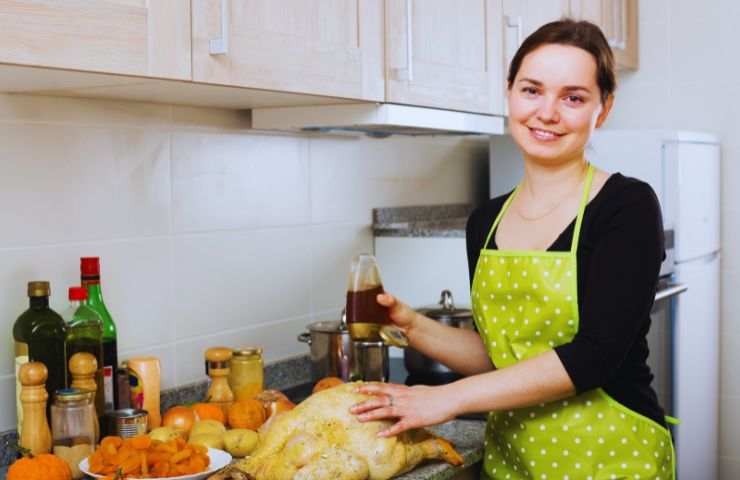 ragazza cucina