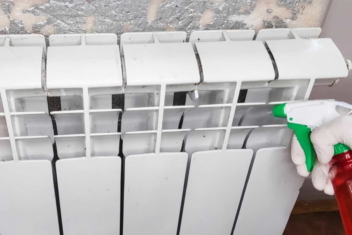 Spruzzare prodotto su termosifoni