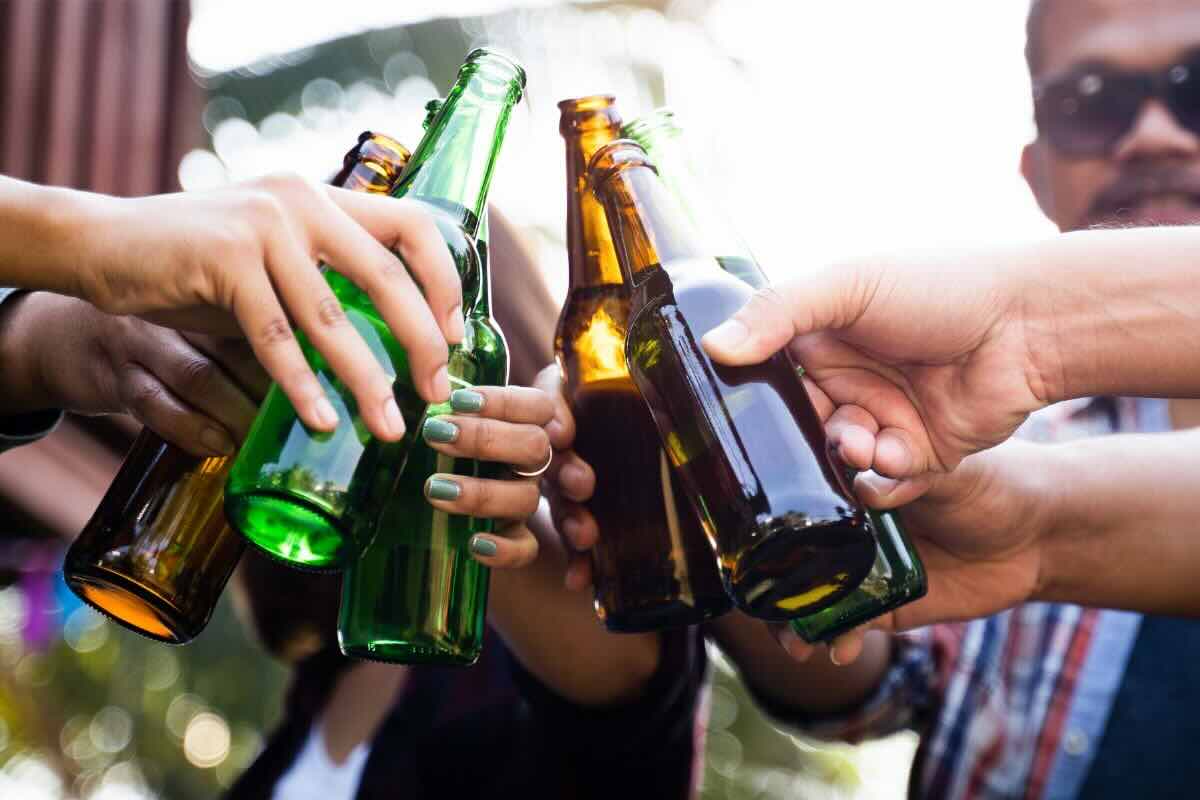 Fare cin cin con bottiglie di birra