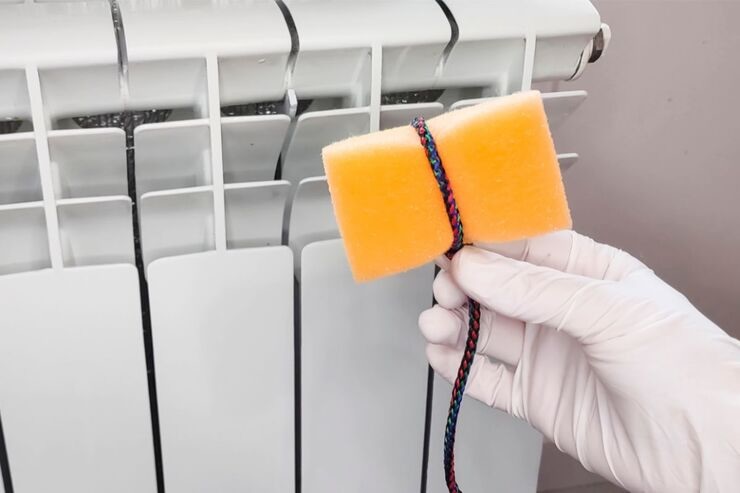 Spugna legata a spago vicino termosifone 