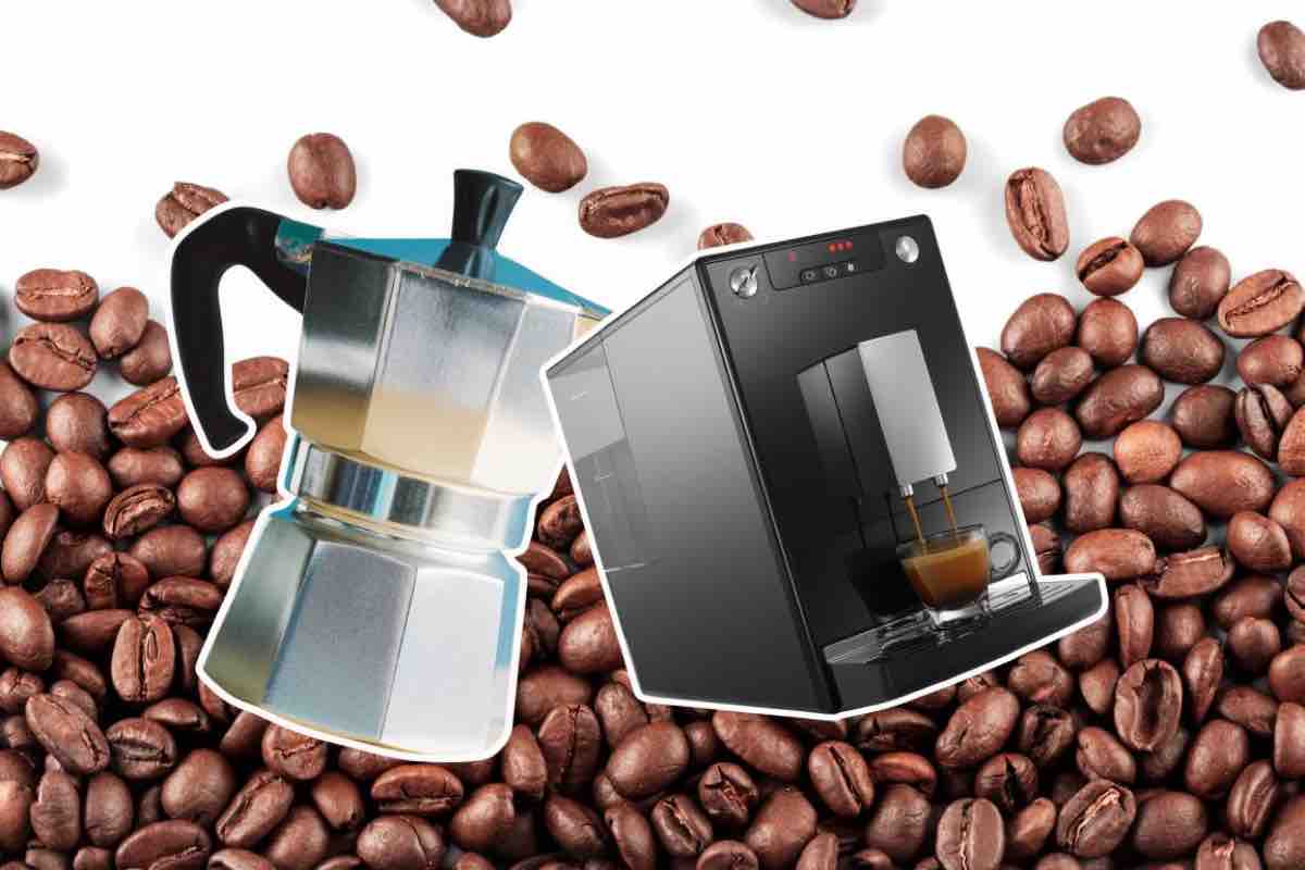 Chicchi di caffè e moka e macchinetta