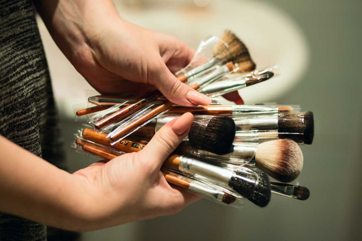 Donna con pennelli da trucco in mano