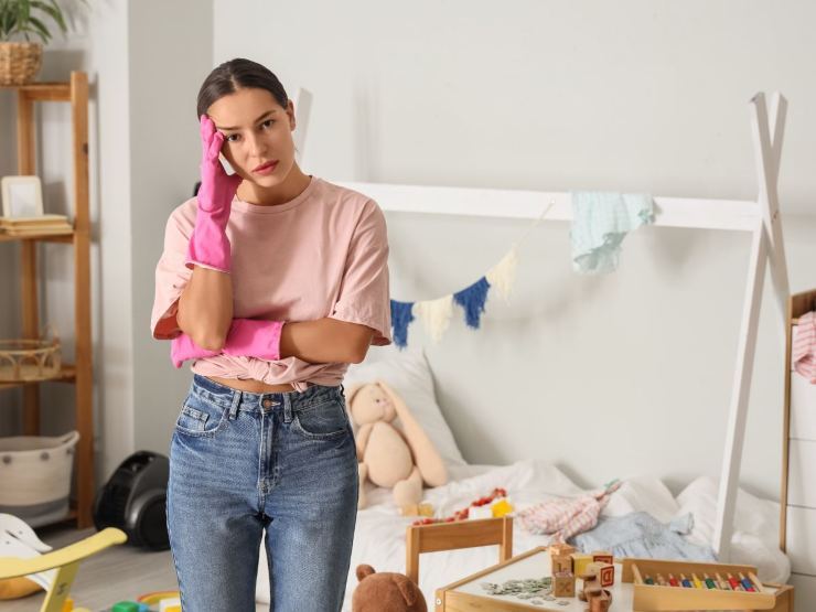 ragazza in casa disordinata fa pulizie