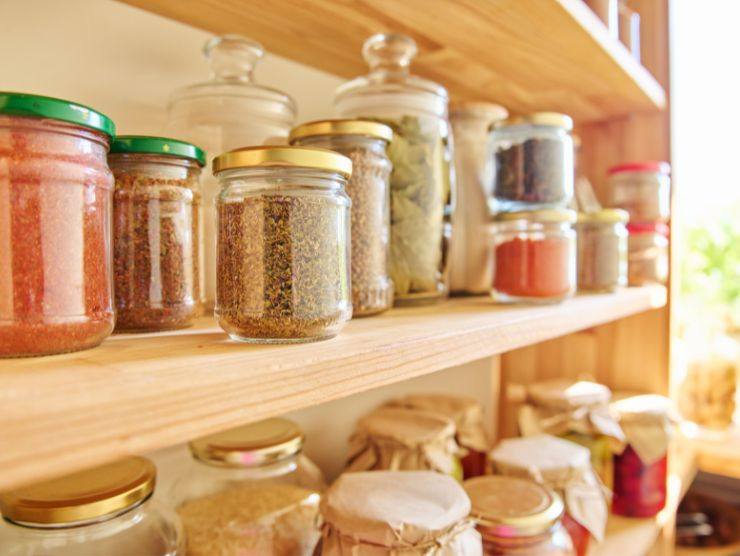 dispensa piena di barattoli con pasta e legumi