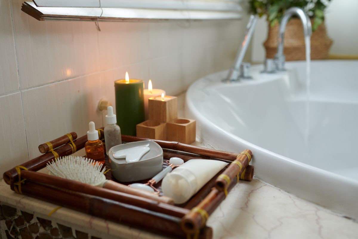Vasca da bagno e vassoio con candele