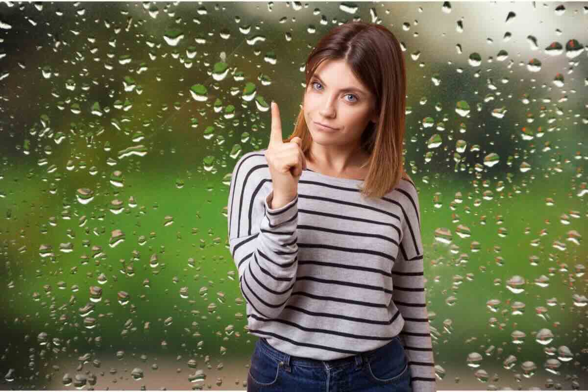 Vetro con gocce e donna che indica
