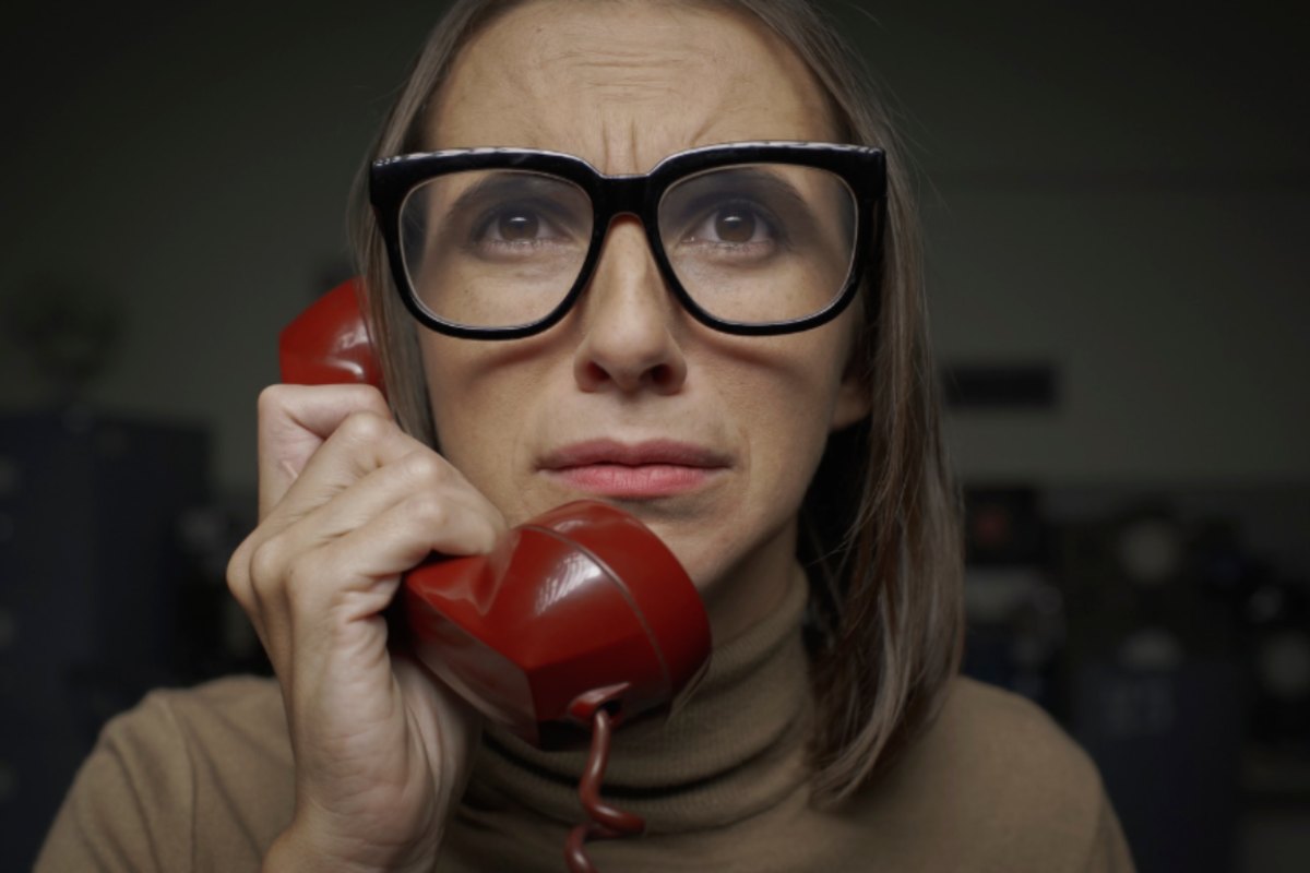 donna allarmata al telefono